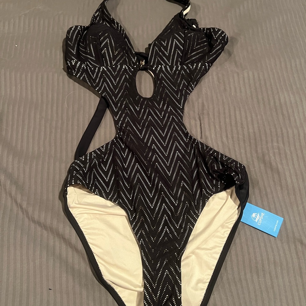 CUPSHE Women’s Black Chevron One-Piece Swimsuit with Cutout
